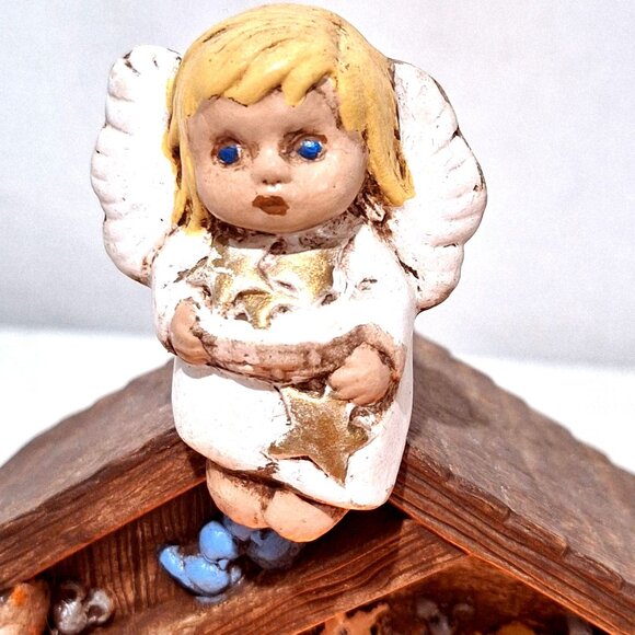 Vintage Ceramic Light Up Nativity Scene With Angel and Baby Jesus Figurines - Picture 8 of 16